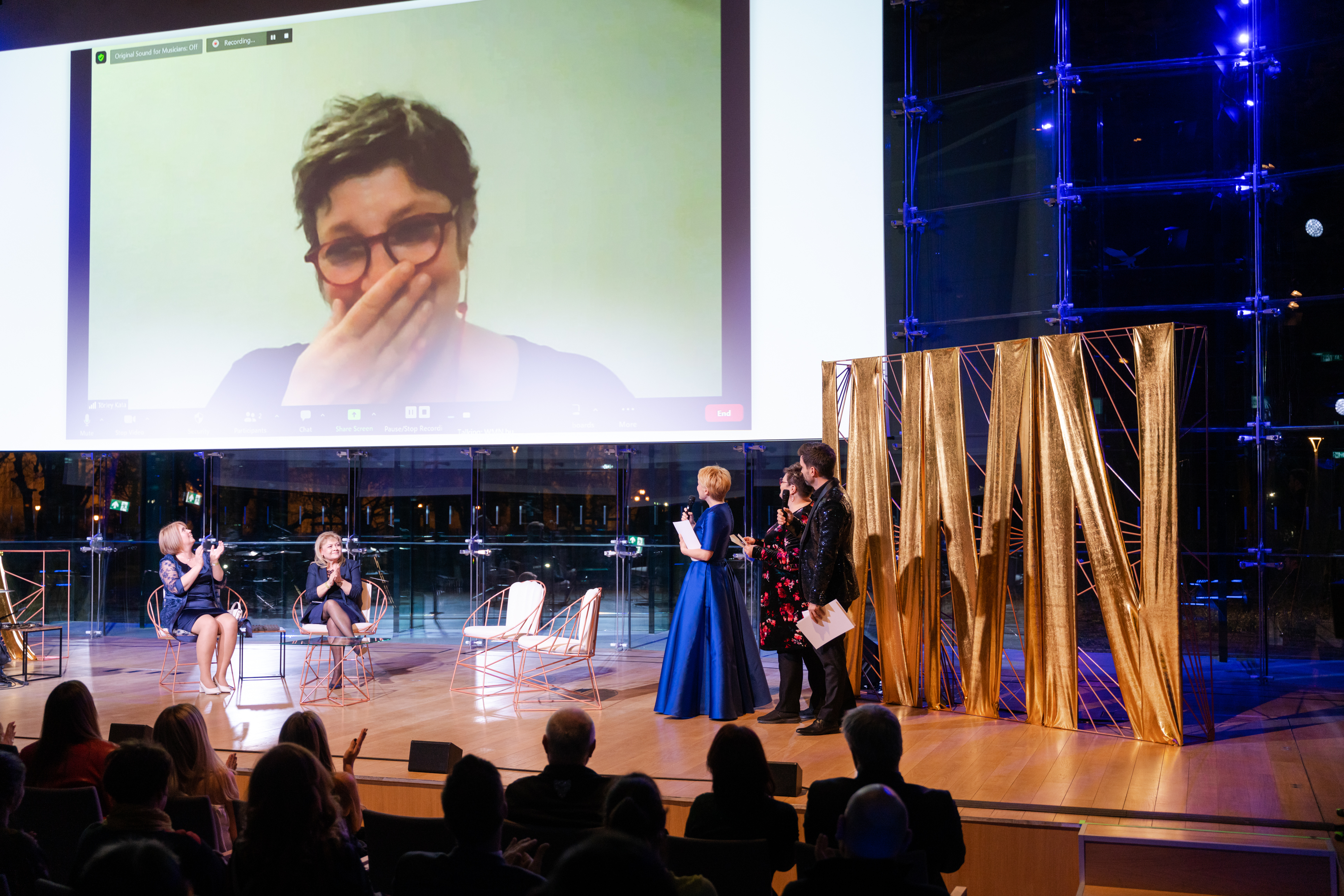 A civil kategória nyertese, Törley Katalin online jelentkezett be a díjátadóra. A színpadon a másik két jelölt, Bakonyvári L. Ágnes és Várnai Anna