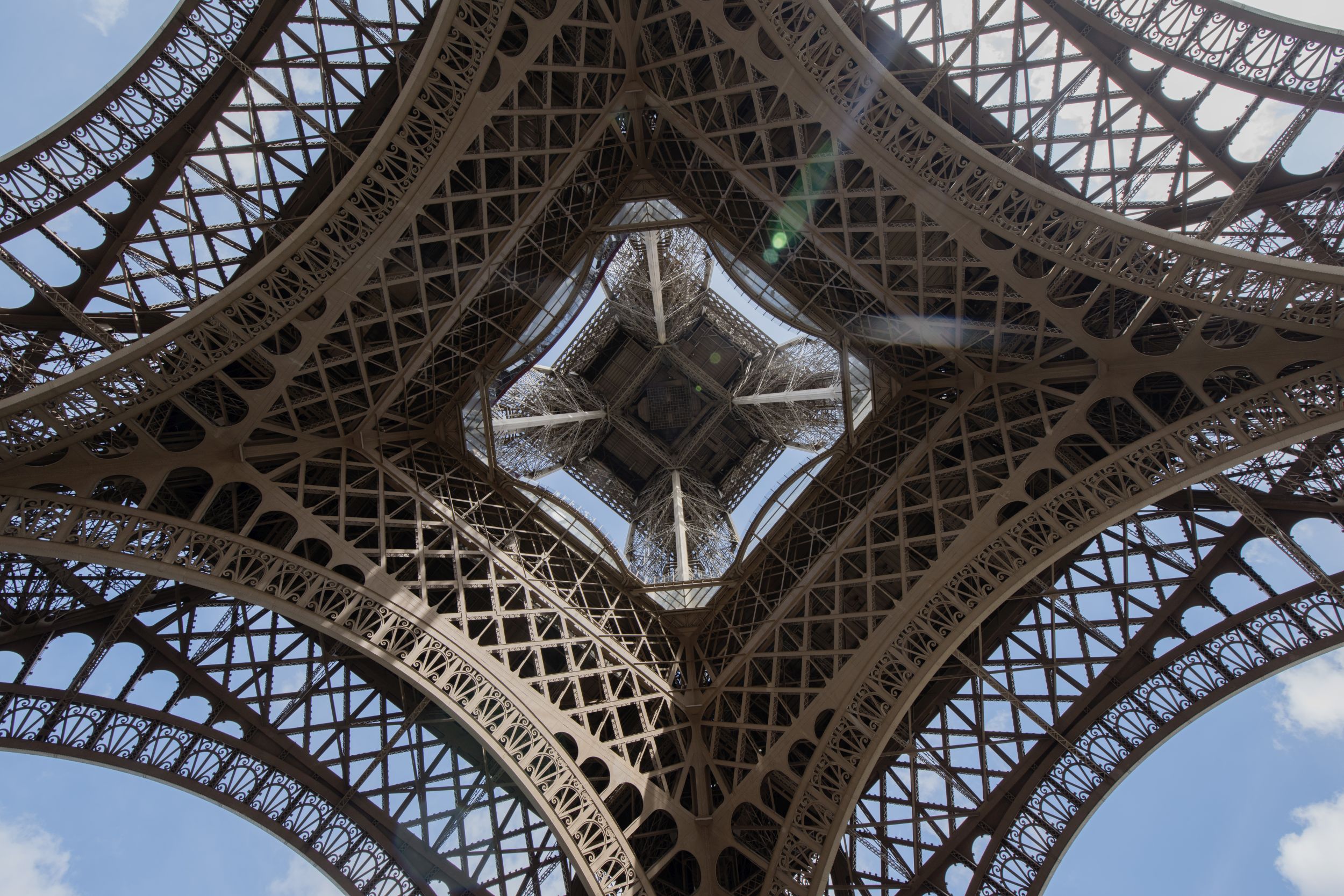 A torony alulnézetből (forrás: toureiffel.paris)