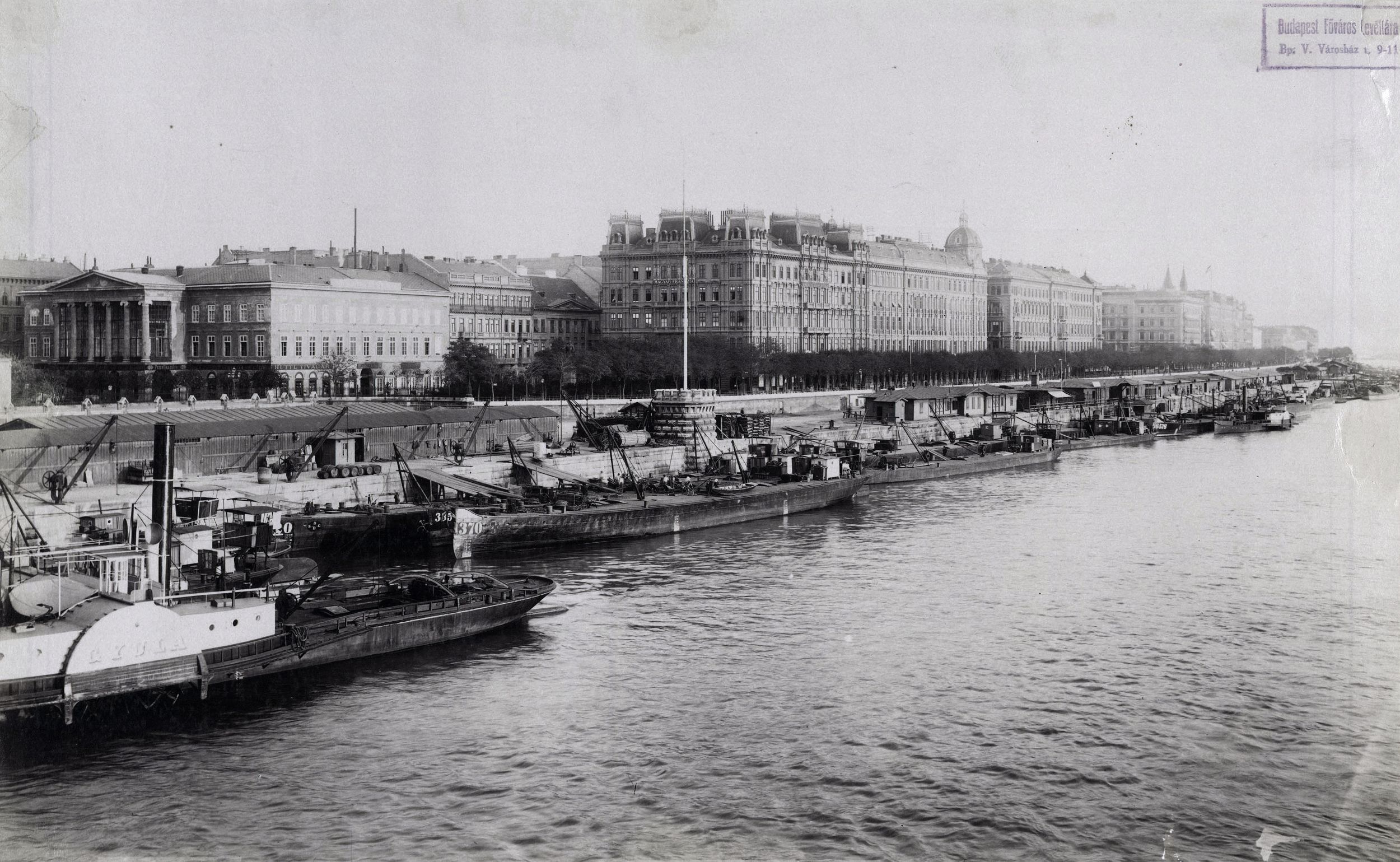 Teherhajó-kikötő és raktárai a pesti alsó rakparton 1900 körül (forrás: Fortepan / Budapest Főváros Levéltára / Klösz György fényképei)