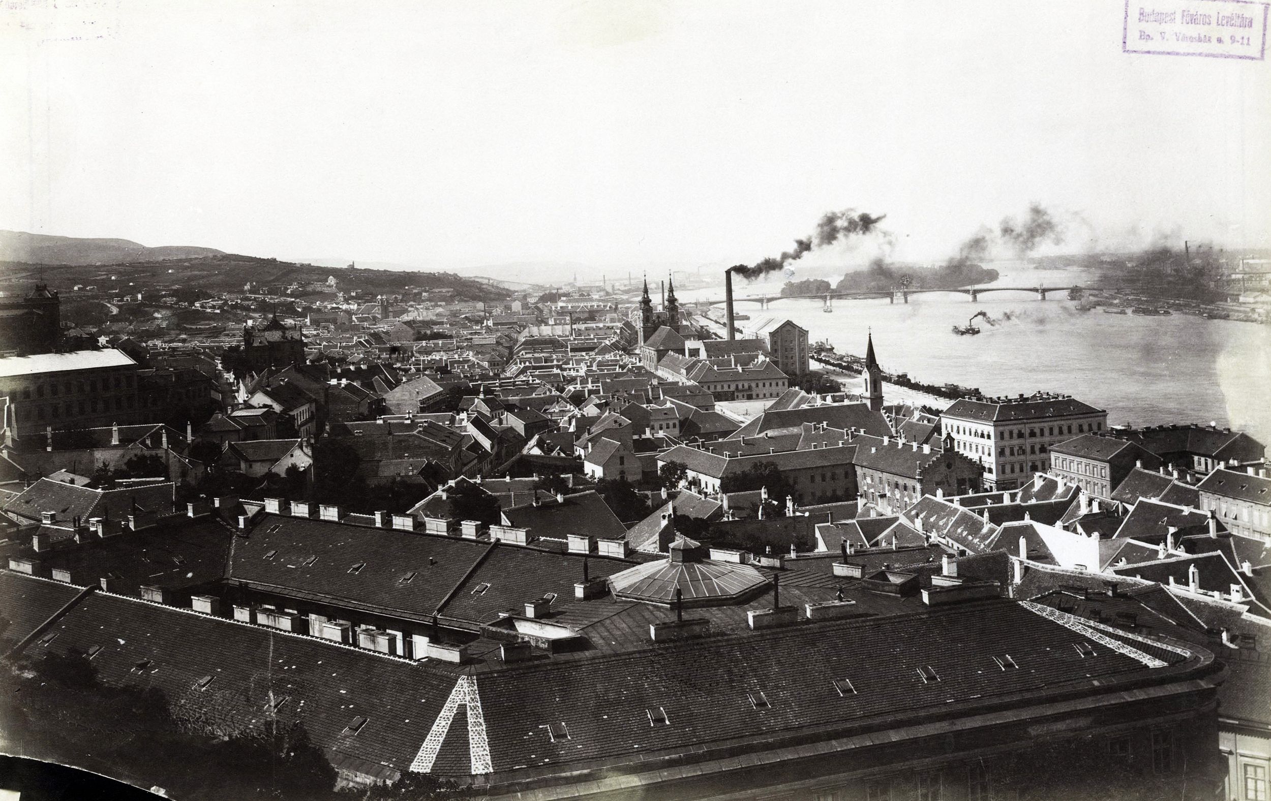 A Víziváros látképe a budai Várból, a Margit híd felé nézve. A felvétel 1892 körül készült (forrás: Fortepan / Budapest Főváros Levéltára / Klösz György fényképei) 