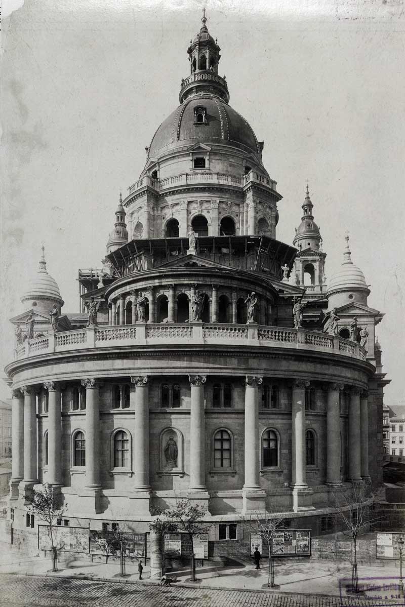 Szent István-bazilika a Bajcsy-Zsilinszky út (Váci körút) felől. A felvétel 1893 körül készült (forrás: Fortepan / Budapest Főváros Levéltára / Klösz György fényképei)
