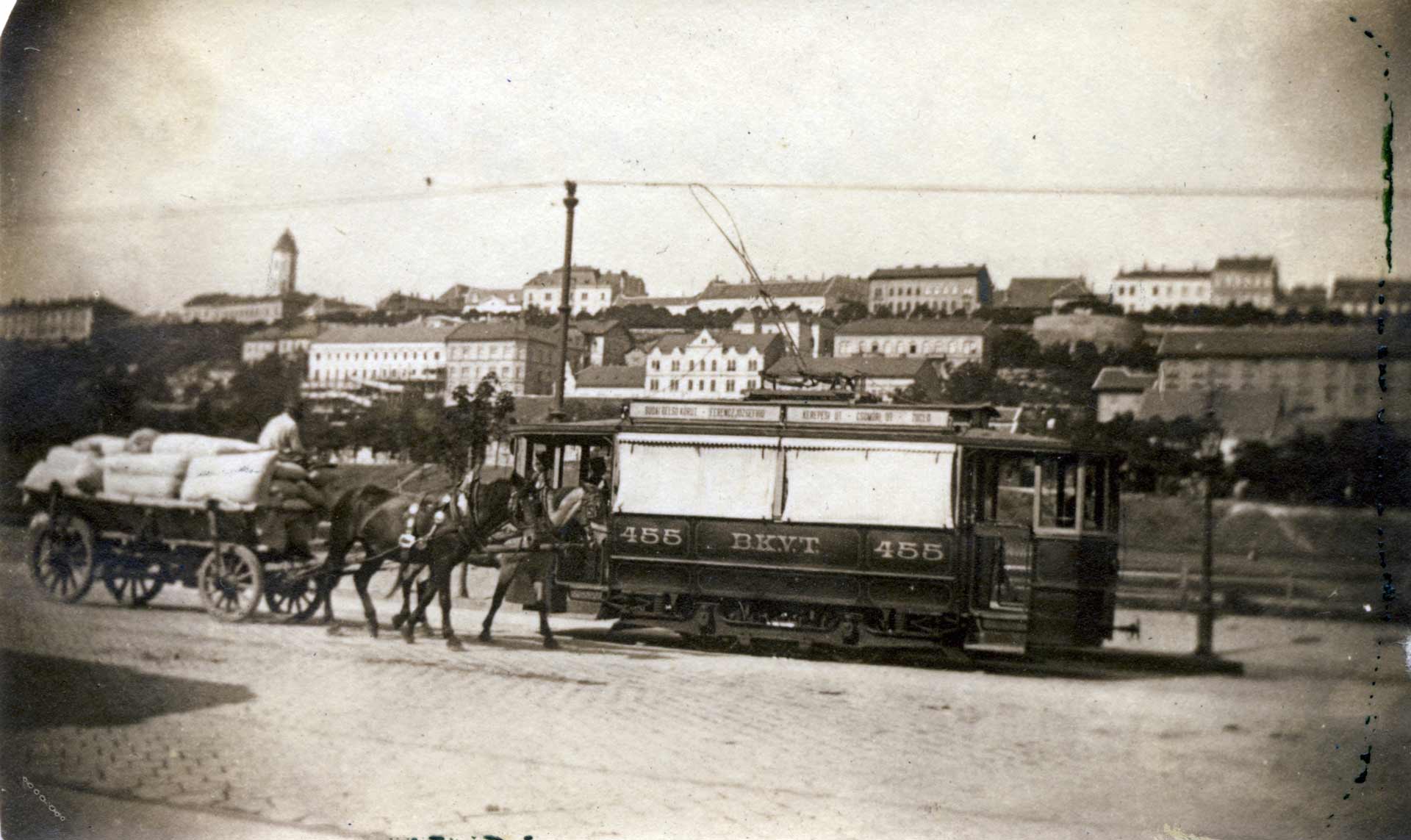 Krisztina Boulevard, behind it is the Vérmező. In the background is the western castle slope, around 1905 (source: Fortepan / György Széman)