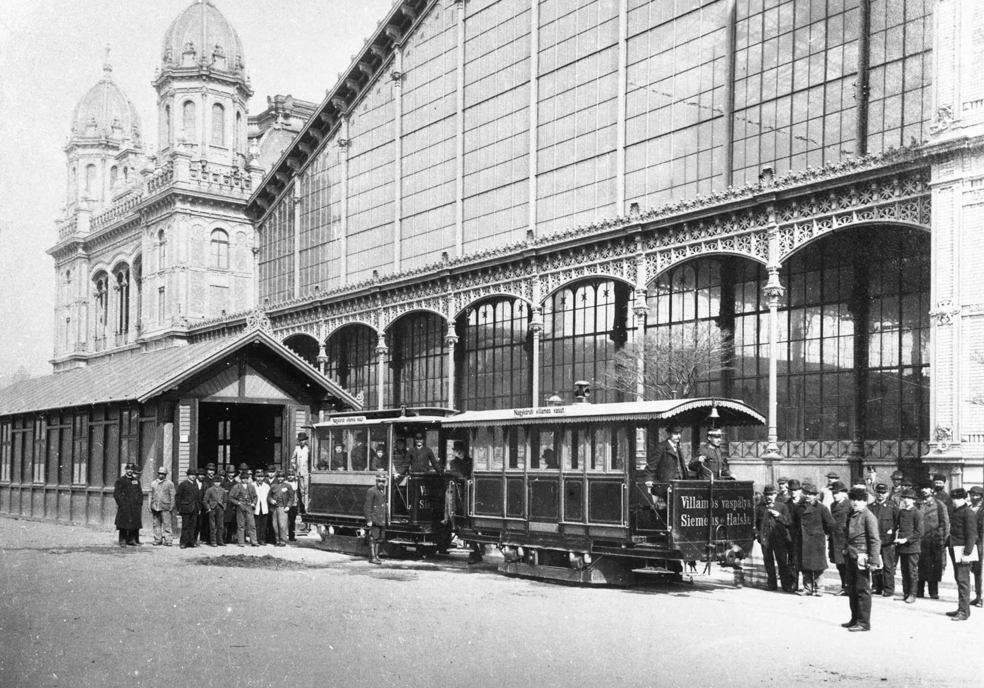 Teréz Boulevard, Nagykörúti trial tram terminus in front of Western railway station. The photo was made in 1887 (source: Fortepan / Tibor Somlai)