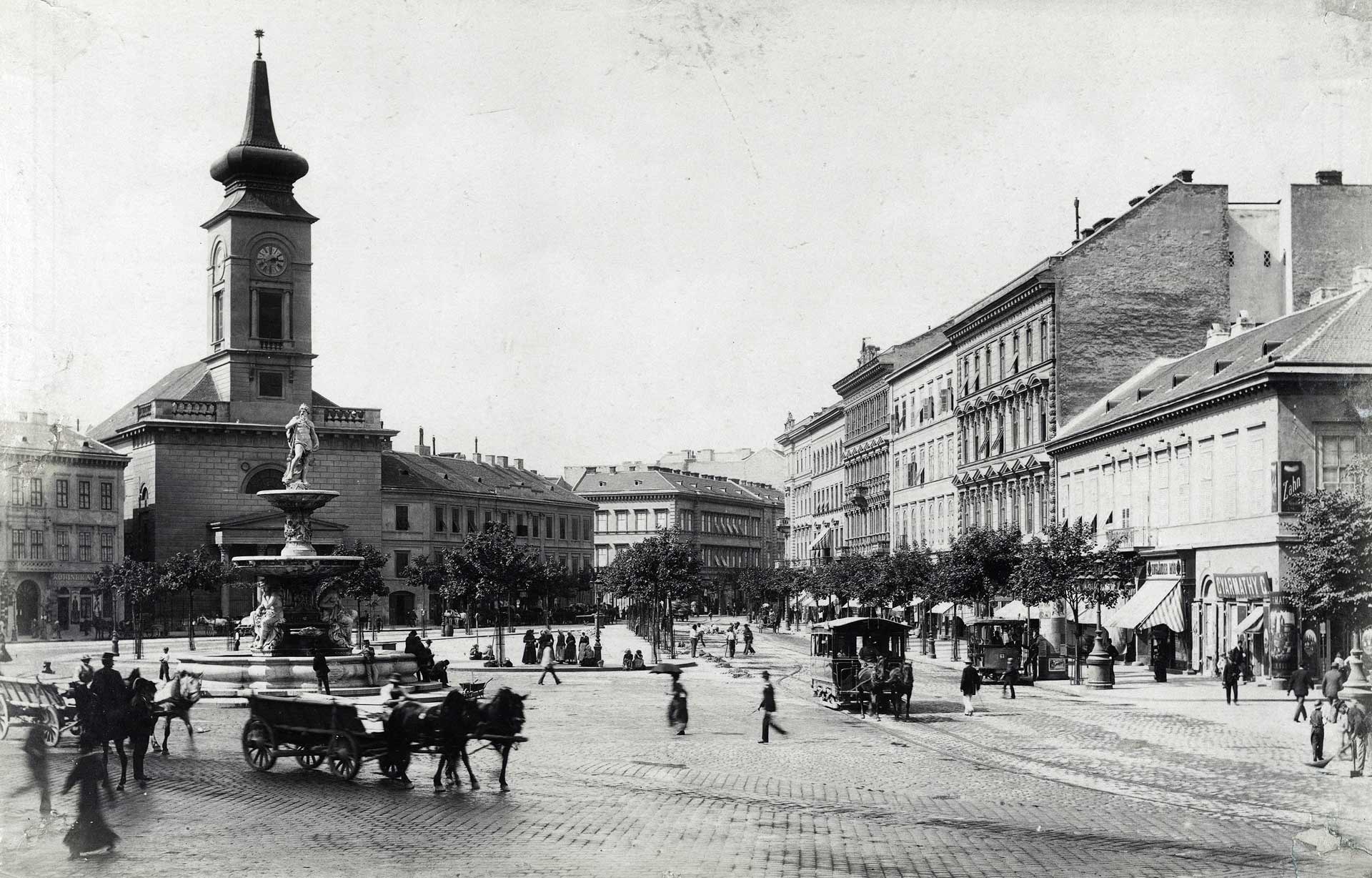 A Kálvin tér a Vámház körút felé nézve. A Danubius-kút hátterében a református templom. A felvétel 1891-1897 között készült (forrás: Fortepan / Budapest Főváros Levéltára / Klösz György fényképei) 