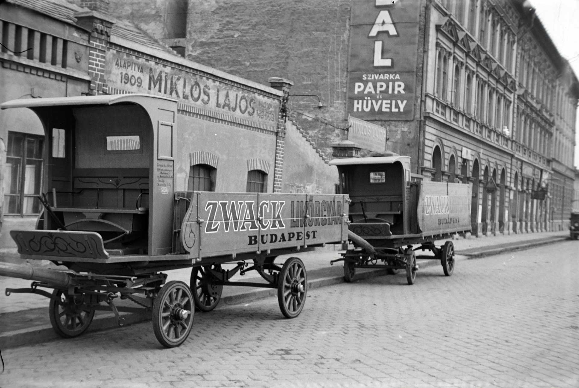 Vaspálya utca 4., Miklós Lajos járműgyártó mester üzeme előtt a Zwack Likőrgyárnak gyártott platós lovaskocsik, 1943 (forrás: Fortepan / Miklós Lajos)