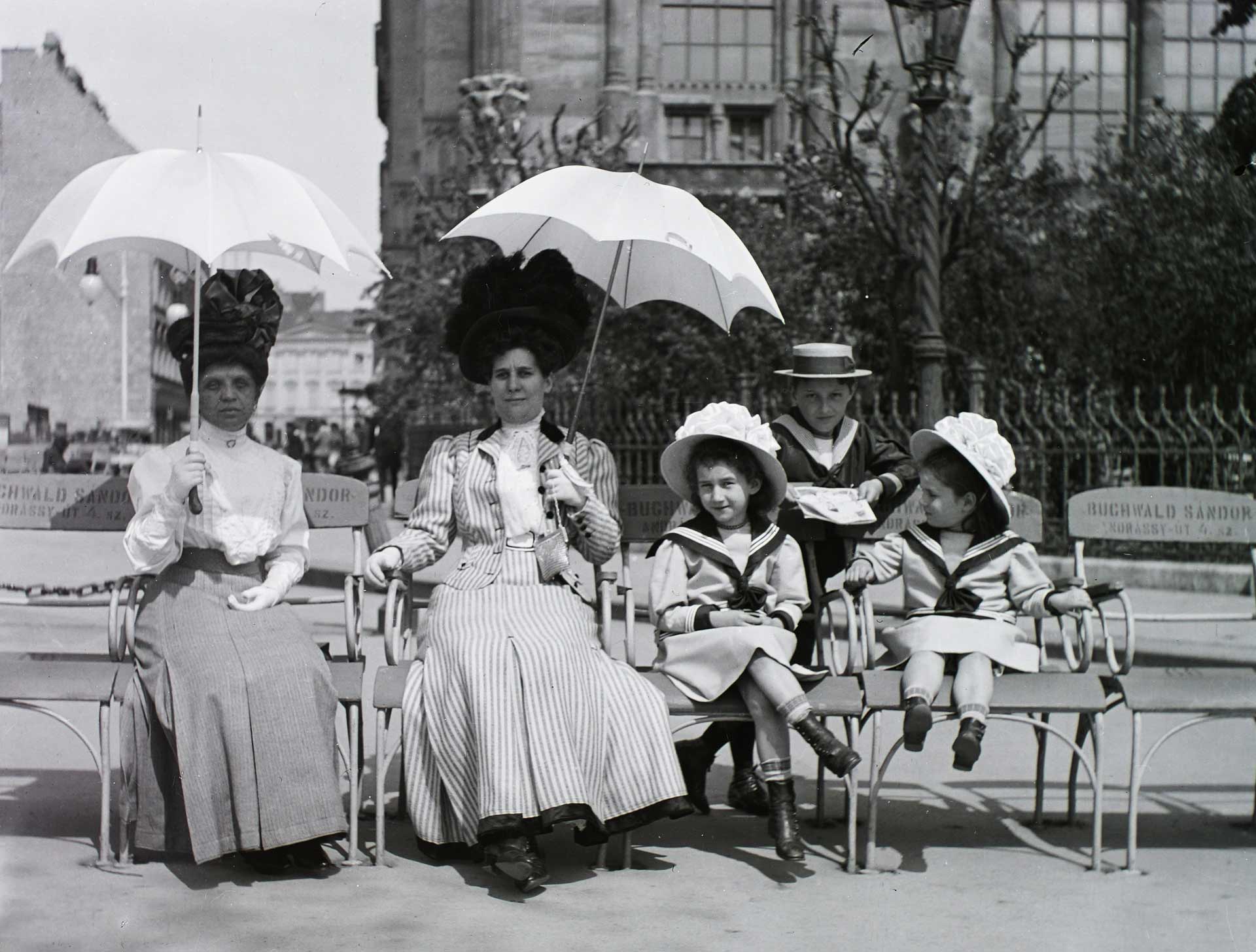 Vigadó tér a bérelhető Buchwald székekkel, háttérben a Vigadó épülete, 1909 (forrás: Fortepan / Schmidt Albin)
