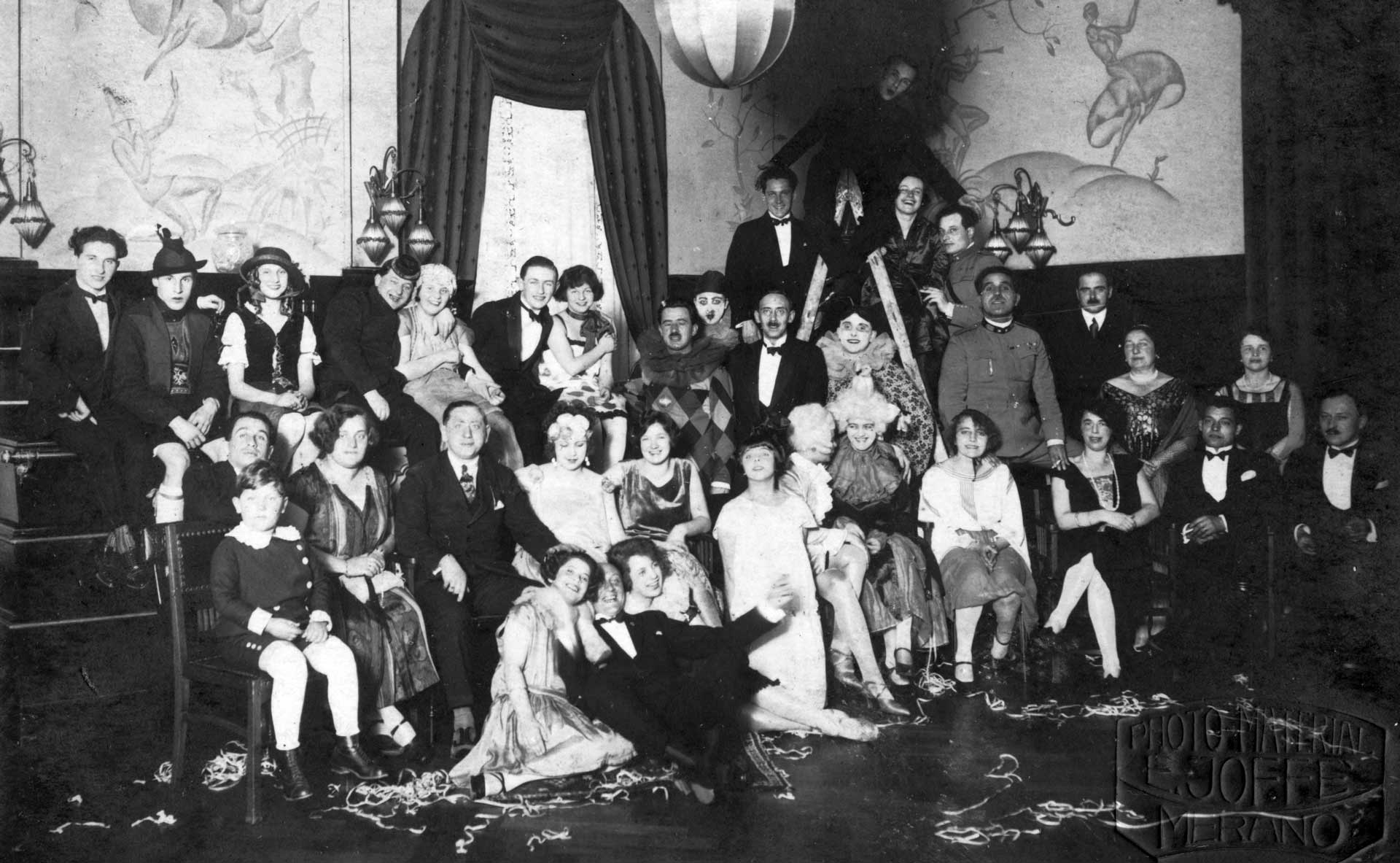 Party, 1930 (source: Fortepan / Péter Székelyi)