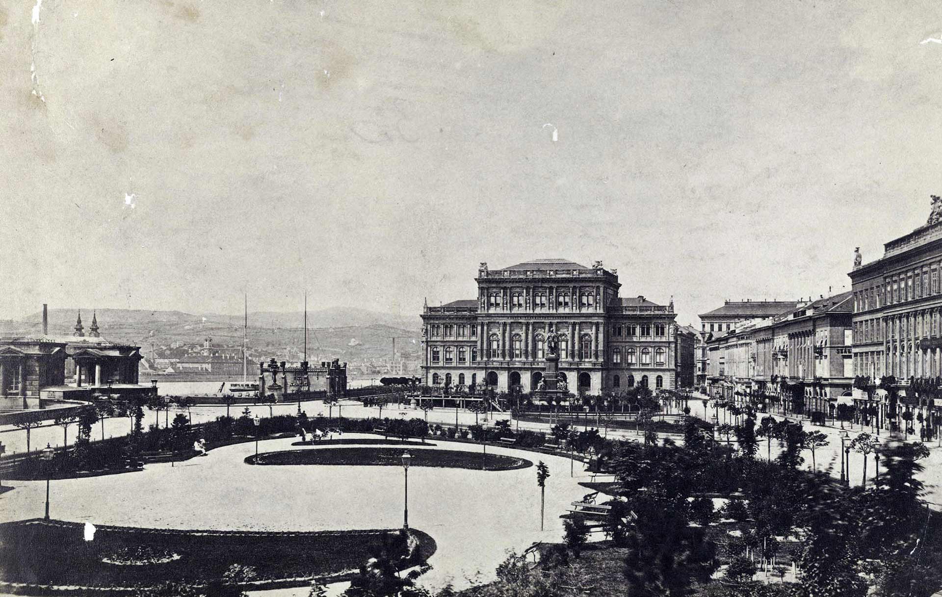 István Széchenyi (Ferenc József) square, opposite the Hungarian Academy of Sciences. The photo was made between 1880-1890 (source: Fortepan / Budapest City Archives / Photos of György Klösz)