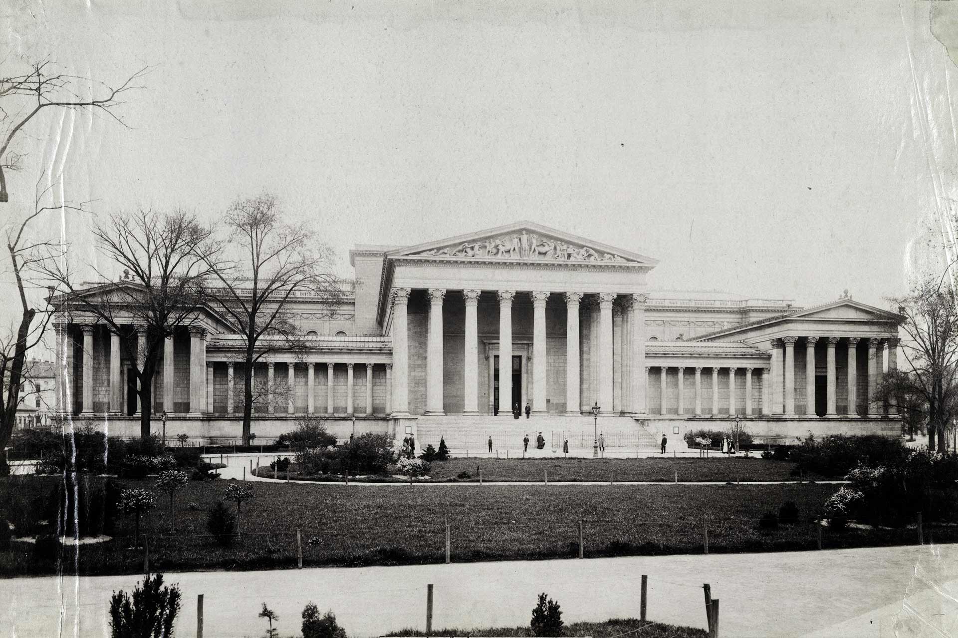 Museum of Fine Arts in the area of the later Heroes Square, 1906 (source: Fortepan / Budapest City Archives / Photos of György Klösz)