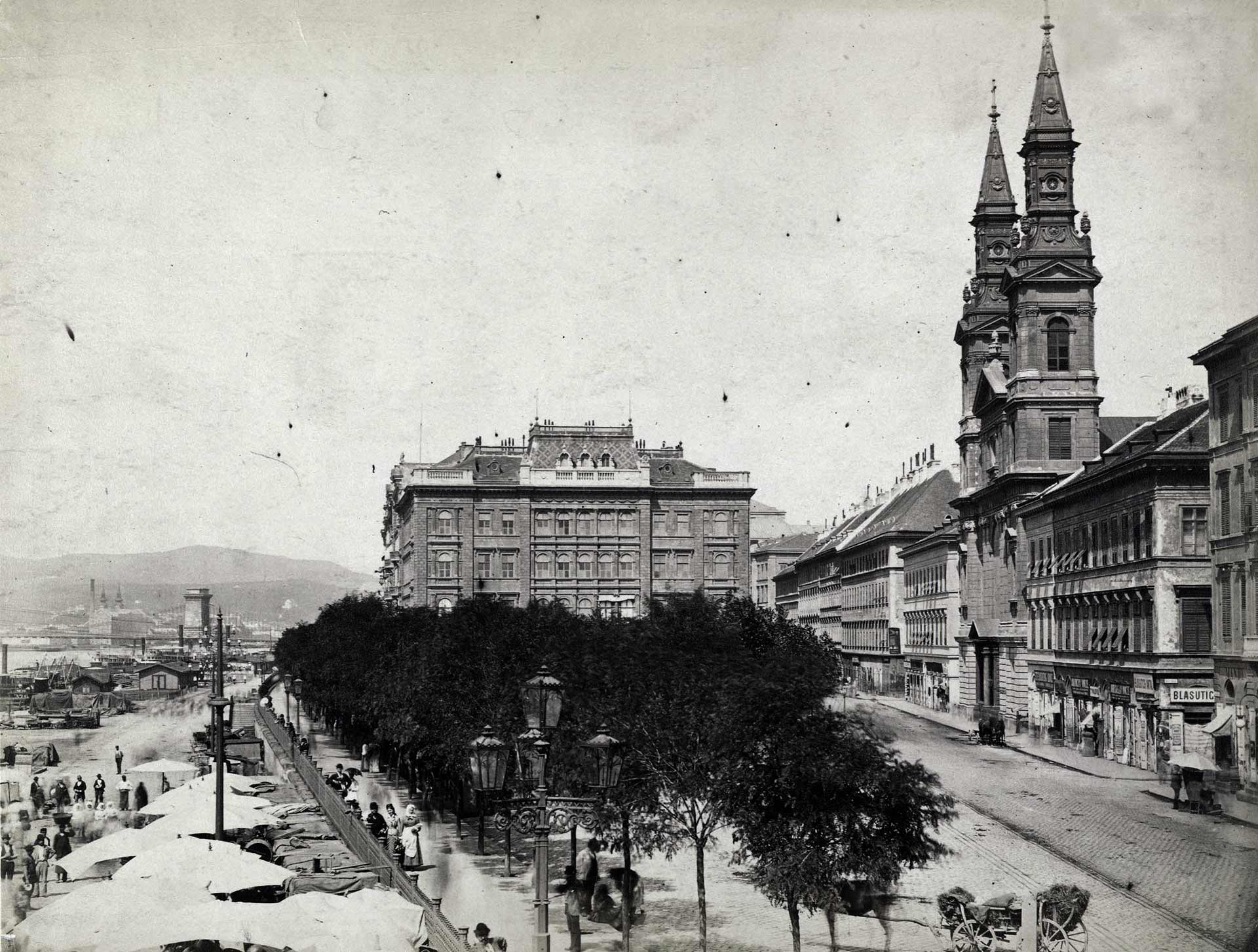 Petőfi tér, jobbra a Nagyboldogasszony ortodox székesegyház. A felvétel 1874-1882 között készült. (forrás: Fortepan / Budapest Főváros Levéltára / Klösz György fényképei)