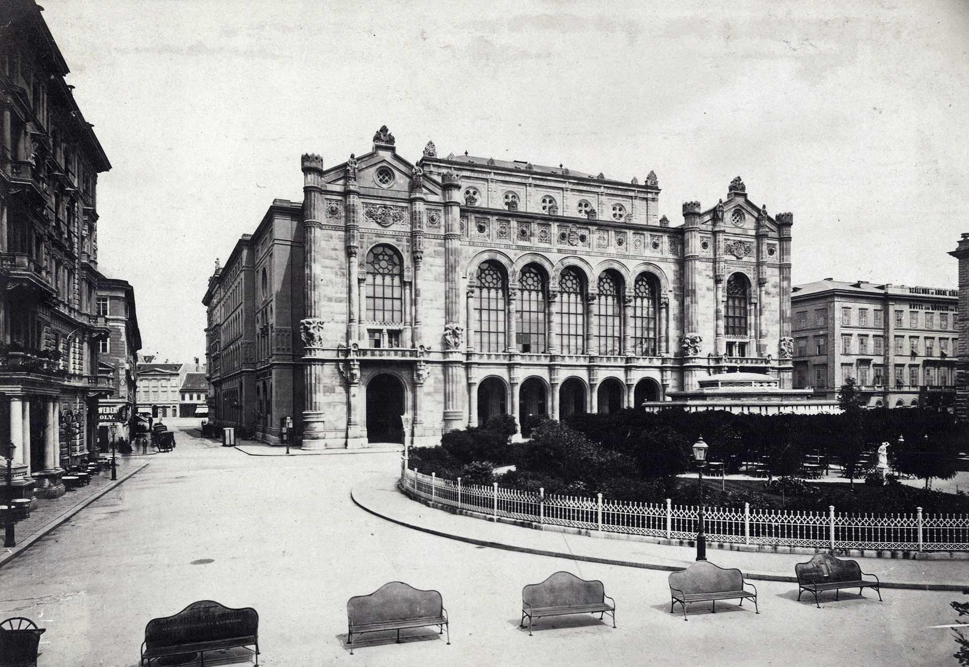 Vigadó tér, a Vigadó és előtte a Hangli kioszk. A felvétel 1877 körül készült (forrás: Fortepan / Budapest Főváros Levéltára / Klösz György fényképei)