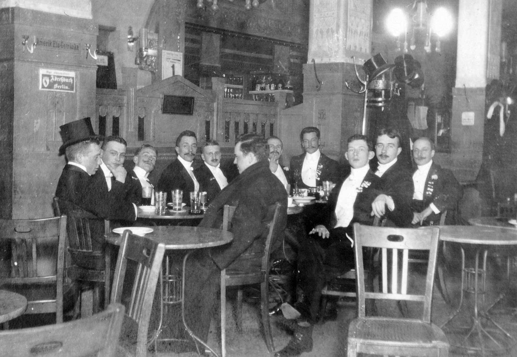 Unknown café in Budapest, 1915 (source: Fortepan / Kurutz Márton)
