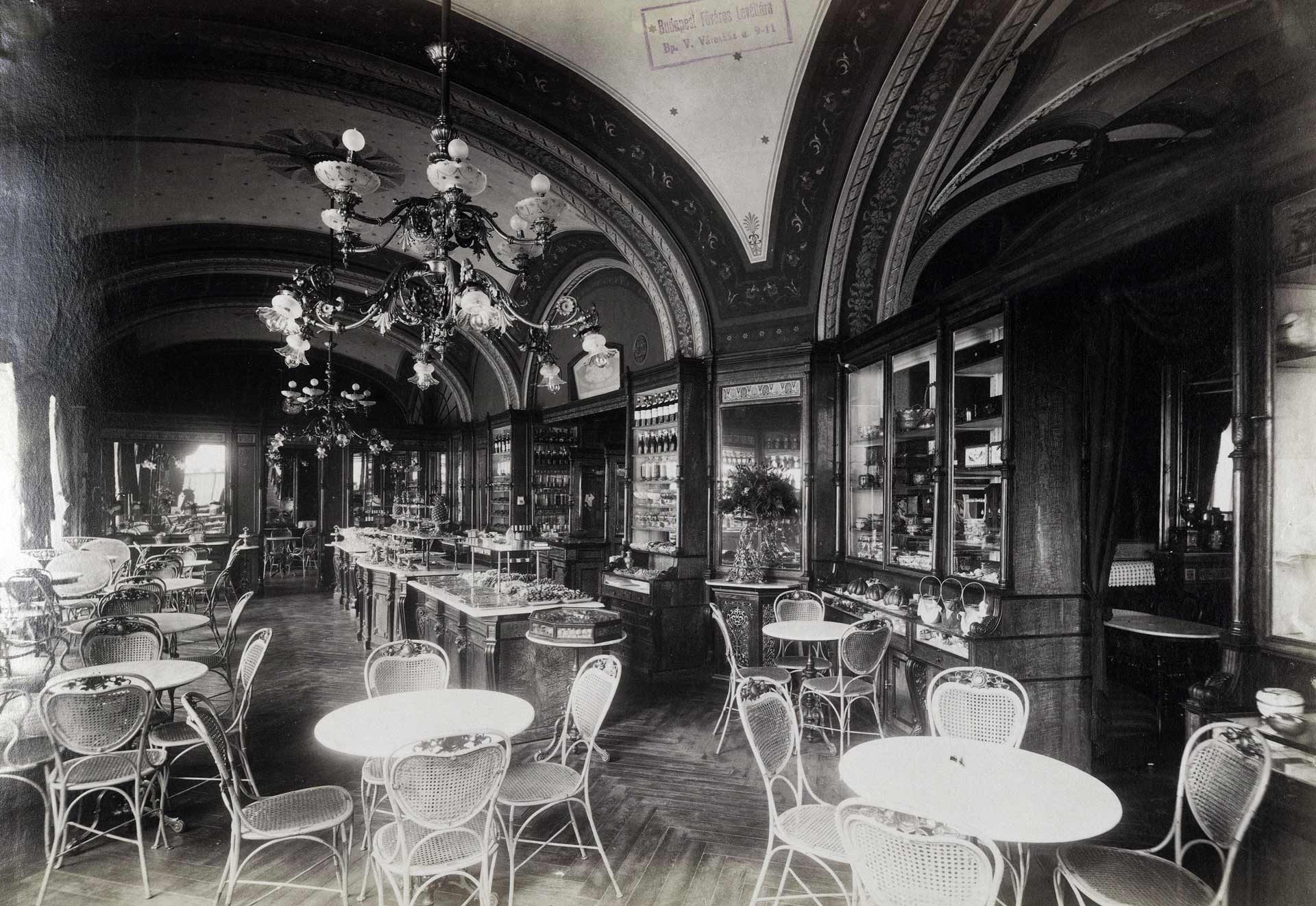 Vörösmarty (Gizella) Square, Gerbeaud confectionery. The photo was made after 1890 (source: Fortepan / Budapest City Archives / Photos of György Klösz)
