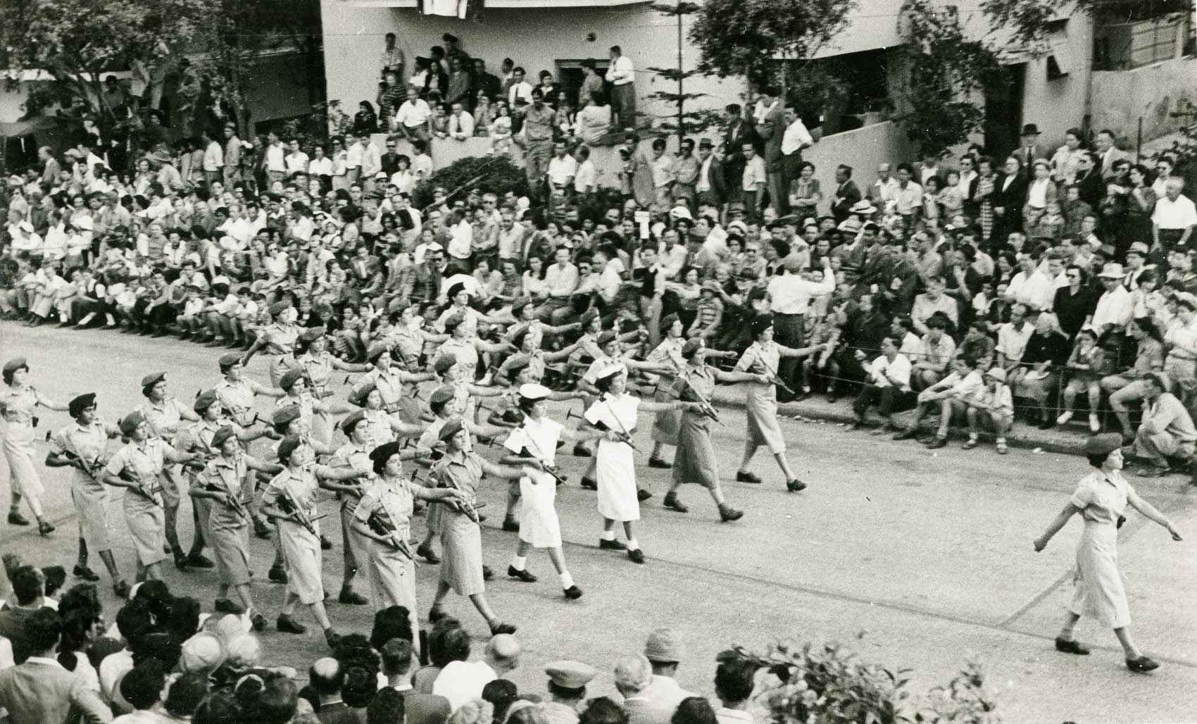 Anny a tiszti tanfolyam vége felé, a függetlenség napi felvonuláson, Izrael, 1952 (forrás: Dokuforte / Raphael Ventura)