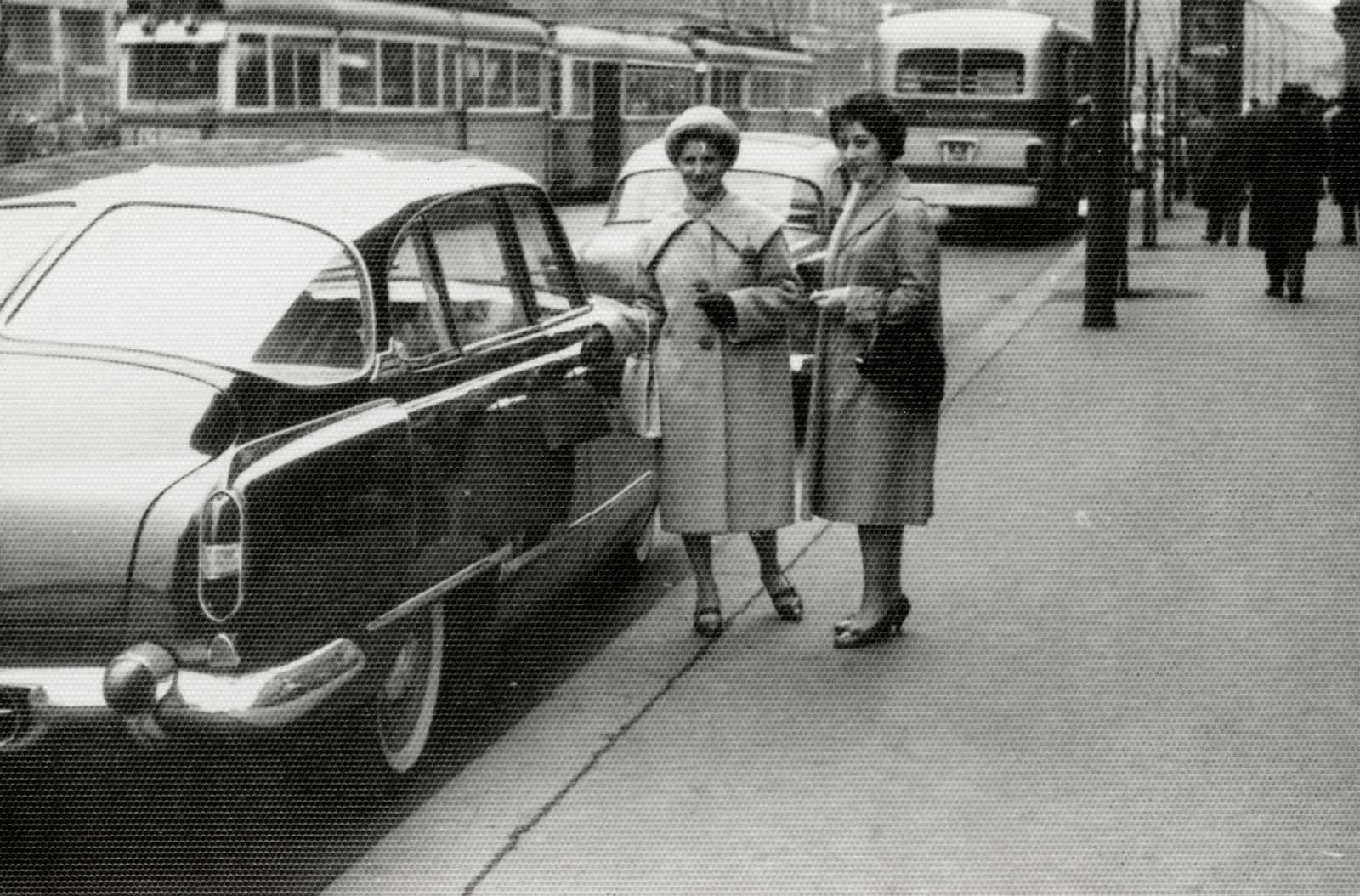 Kohn Éva és Havasi Katalin (balról jobbra), Debrecen, 1961 (forrás: Dokuforte / Havasi Odette)