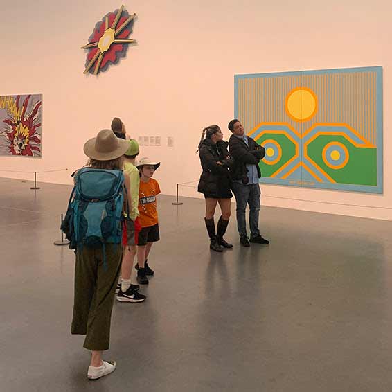 A Tate Modern Media Networks Beyond Pop című kiállításán készült látogatói fotó (forrás: Élmény Kombinát) 