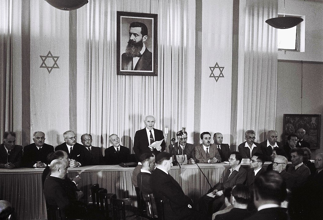 Dávid Ben-Gúrion, Izrael első miniszterelnöke 1948. május 14-én, amikor kihirdette Izrael Állam Nyilatkozatát Tel-Avivban (forrás: Wikipédia) 