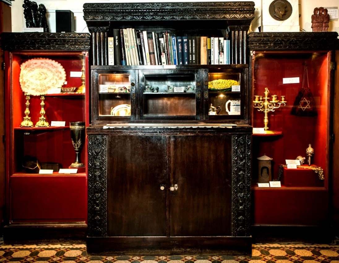 Zsidó motívumokkal díszített szekrény a Feuerstein család otthonából (fotó: Rochman Bernadett)