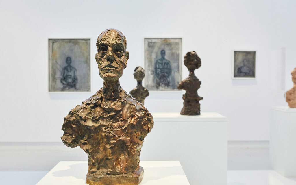 Giacometti (1901–1966) Kezdet, újra című kiállítása (forrás: Times of Israel / Yanai Yehiel)