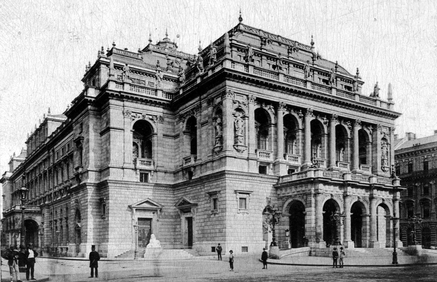 Andrássy út, a Magyar Állami Operaház épülete (Ybl Miklós, 1884.), 1900 (forrás: Fortepan / GGAABBOO)