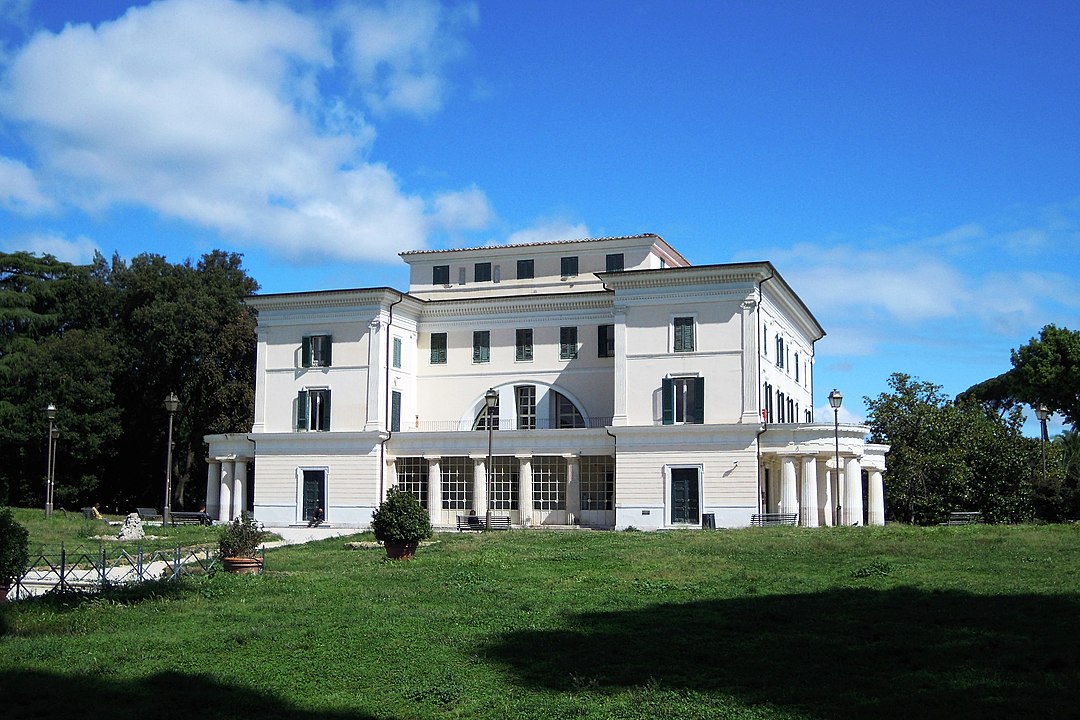 A Torlonia villa hátsó homlokzata (forrás: Wikipédia)