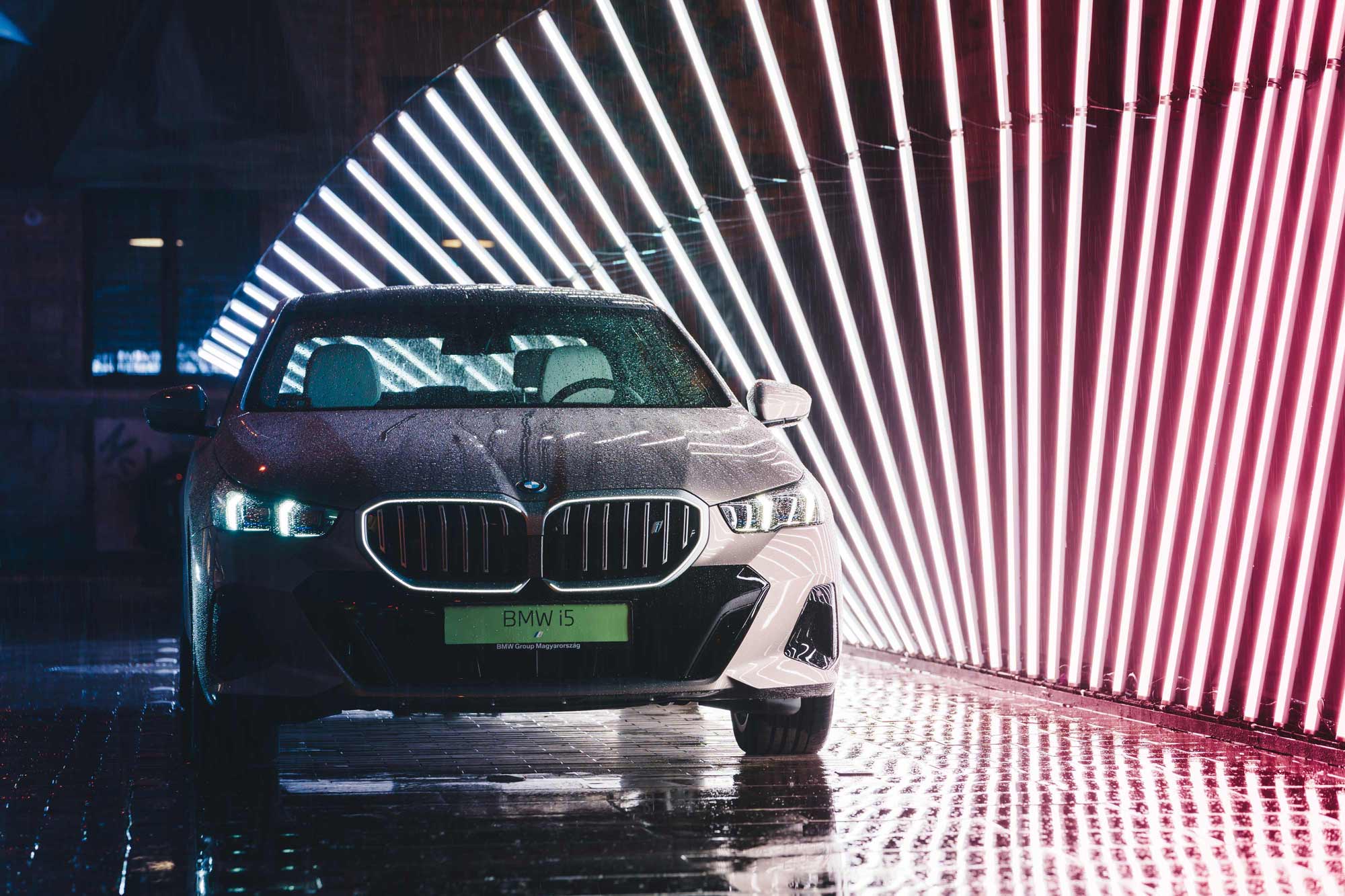 BMW i5-ös modell az Art Market Budapesten (forrás: BMW Group Magyarország)