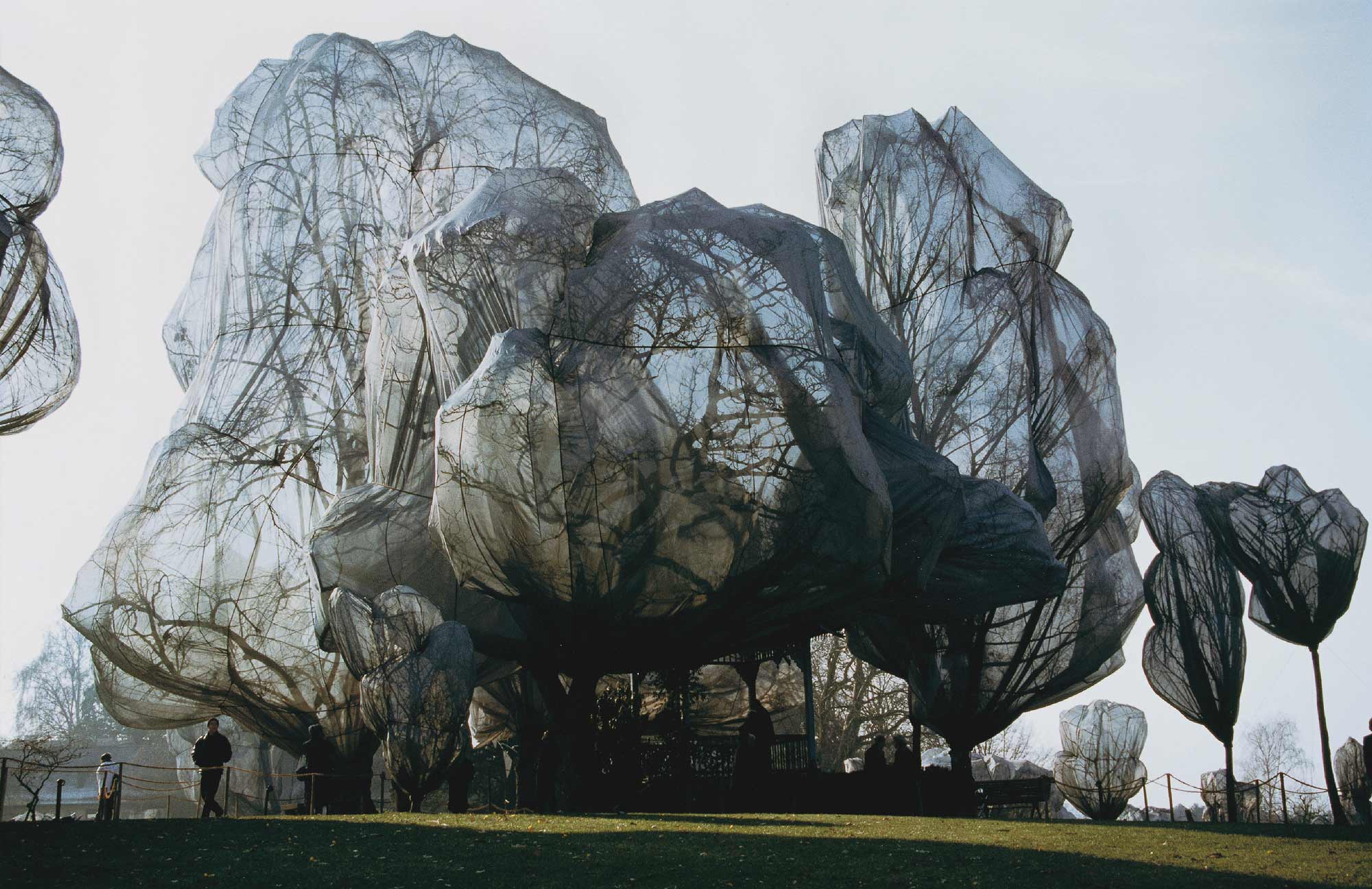 Christo és Jeanne-Claude, Burkolt fák, Fondation Beyeler és Berower Park, Riehen, Svájc 1997/98, 51,5 x 71 cm, Würth-gyűjtemény (fotó: Wolfgang Volz) 