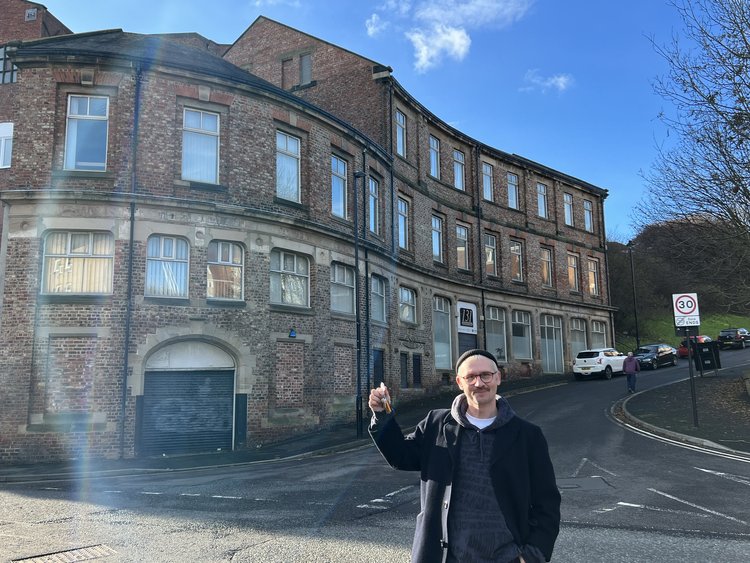 Geoff Kirkwood a OneThreeOneSpace épülete előtt (forrás: a North Shields Cultural Quarter honlapja)